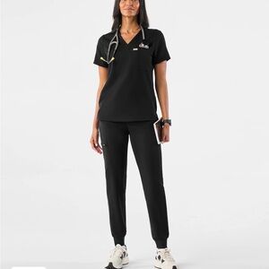 WEAR FIGS black Zamora joggers and Catarina top xxs